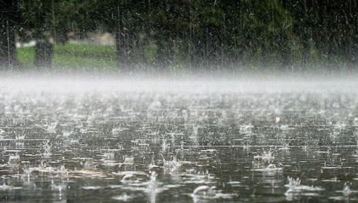 Izslūdināts oranžais brīdinājums: šonakt Daugavpilī gaidāmas lietusgāzes un pērkona negaiss