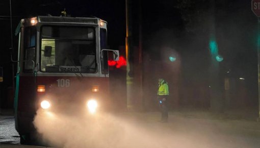 No pasažieru vagona līdz tīrīšanas iekārtai: “Daugavpils satiksme” dod tramvajam otro dzīvi