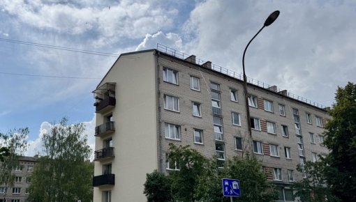 Daugavpilī turpina daudzdzīvokļu māju gala sienu siltināšanu