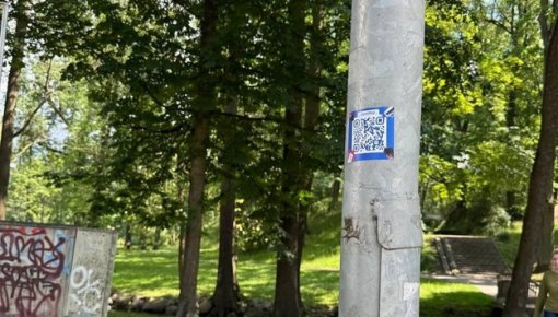 Ērta shēma: Aiz uzlīmēm ar QR kodiem var slēpties narkotiku tirgotāji