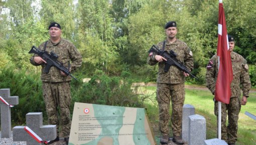 Piemiņas stēlā iemūžināta franču un poļu karavīru brālība