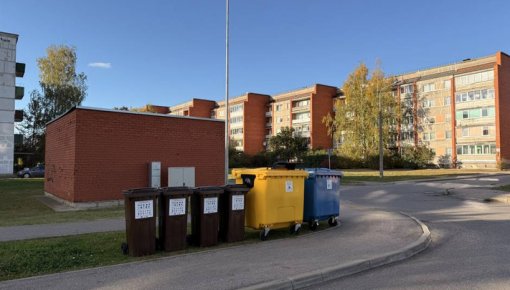 Daugavpilī izvieto jaunus konteinerus šķirotajiem atkritumiem