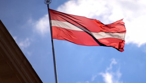 Rīt uz ēkām jāizkar valsts karogi