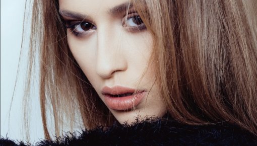 Lūpu spīduma atgriešanās: 2025.–2026. gada skaistuma tendence