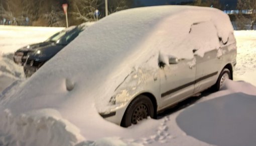 Autovadītājus aicina neatstāt automašīnas sniega tīrīšanas vietās