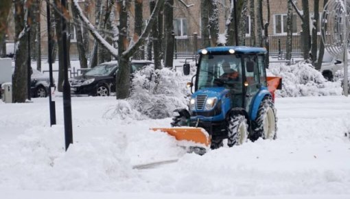 Pilsētas ielas un ceļi arī turpmāk tiek tīrīti pastiprinātā režīmā