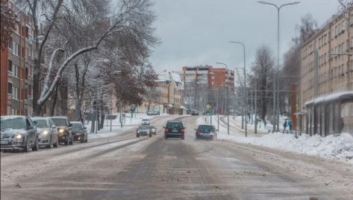 Daugavpilī ceļi ir apledojuši – autovadītājus un gājējus aicina būt pacietīgiem