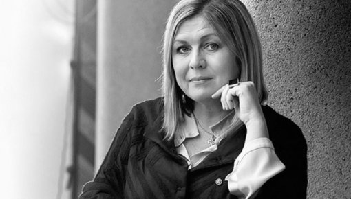 56 gadu vecumā mirusi rakstniece Nora Ikstena