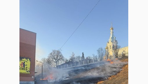 „Noteikti parunājiet ar bērniem“: zāles aizdedzināšana izraisīja karstas diskusijas soctīklos