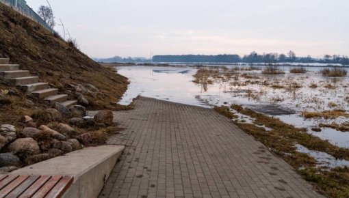 Daugavas ūdens līmenis Daugavpilī turpina celties: applūdusi promenādes daļa