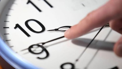 Pulksteņa griešana tuvojas: kāpēc tā vispār vajadzīga un kāpēc strīdi joprojām turpinās