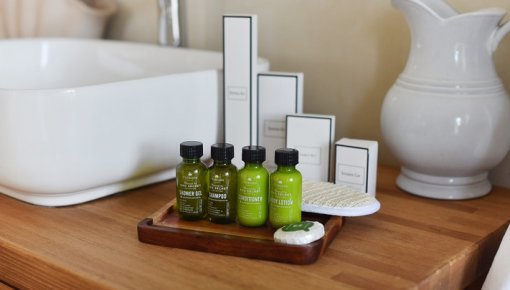 No 2030. gada - nekādu mini pudelīšu: ES ievieš aizliegumu