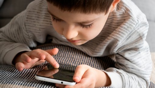 Kad viss kļūst garlaicīgs: dopamīna pārslodzes ietekme uz bērniem un pusaudžiem