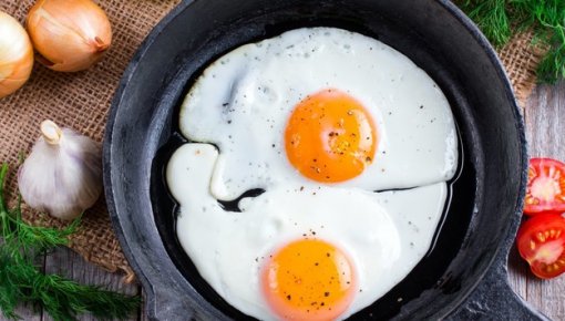 Kādu kļūdu visbiežāk pieļauj, gatavojot ceptas olas? Skaidro eksperti