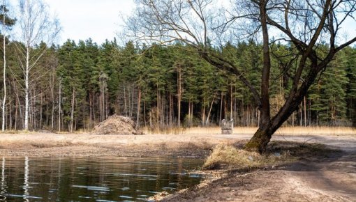 Dodies izzinošā pārgājienā pa Ruģeļu mitrāju un piedalies talkā