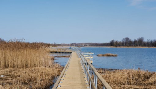 Viļakā atklāta Latvijā garākā peldošā pastaigu laipa
