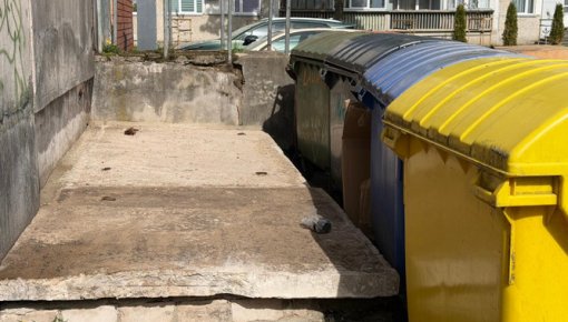 Atkritumus meta garām konteineriem: problēmu Daugavpilī atrisināja ar betona plāksnēm
