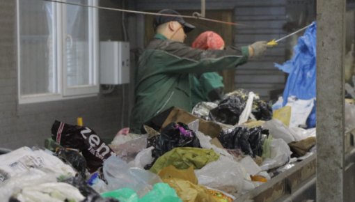 Otrā dzīve atkritumiem: kā “Cinīšos” šķiro plastmasu, metālu un papīru