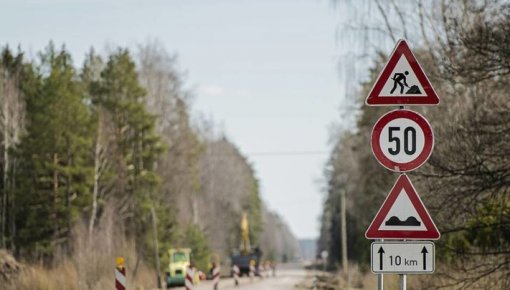Daugavpils apkārtnē remontdarbu dēļ autovadītājiem jārēķinās ar ilgāku ceļā pavadīto laiku