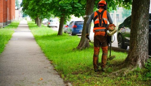 Daugavpilī turpinās zāles pļaušanas darbi vairākās apkaimēs