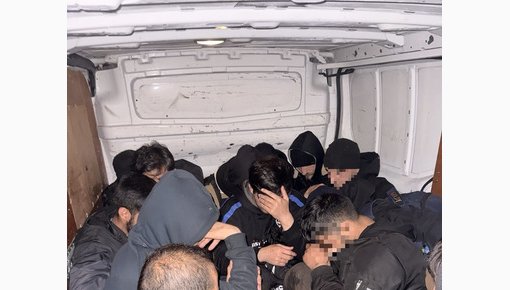 Augšdaugavas novadā aizturēts Francijas pilsonis par nelegālo migrantu pārvadāšanu
