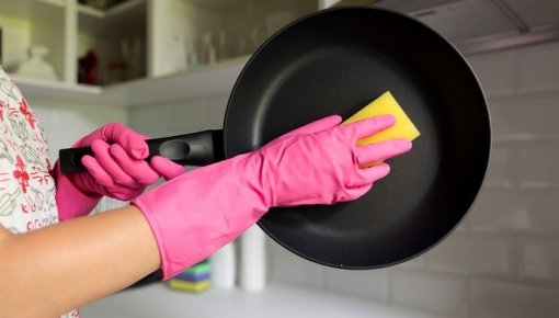 Nosaukts efektīvākais veids, kā nomazgāt taukainas pannas