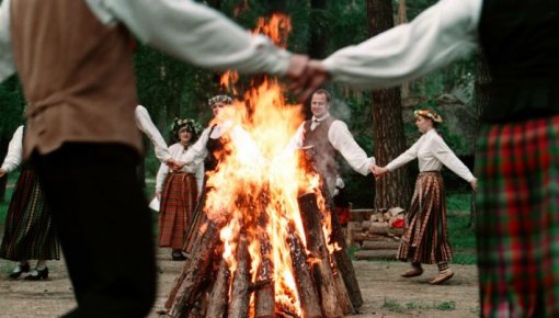 Jāņu ticējumi un tradīcijas: ko senči darīja saulgriežu naktī?