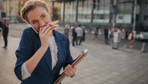 Pētījums: steidzīga ēšana var kaitēt ne tikai figūrai, bet arī gremošanai
