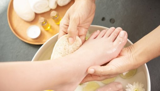 Karstumā pietūkst kājas? Izmēģiniet šo vienkāršo mājas līdzekli