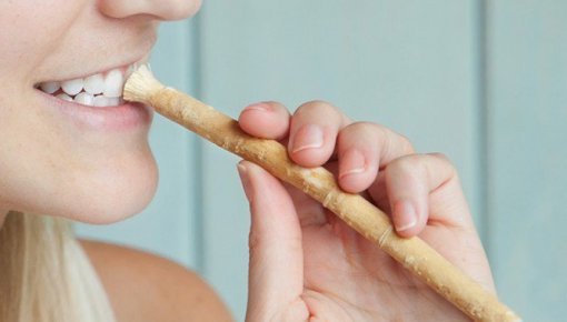 “Miswak” jeb dabīgā zobu birste: vai koka irbulītis var aizstāt ierasto zobu kopšanu?