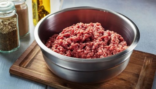 Kāpēc pavāri maltajai gaļai pievieno šķipsniņu sodas? Vienkāršs triks sulīgākam rezultātam