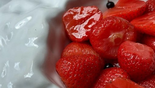Marinētas zemenes – neparastā vasaras delikatese, kas iekaro restorānu ēdienkartes