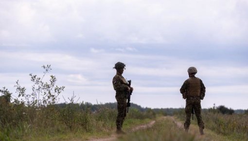 NBS uz robežas raidīja brīdinājuma šāvienu, lai apturētu agresīvus migrantus