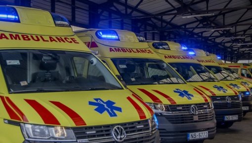 Vienas vasaras laikā no logiem izkrituši pieci bērni: mediķi atgādina par drošību