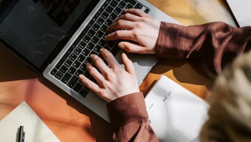 Pieaugušie var pieteikties 500 eiro atbalstam digitālo prasmju apguvei