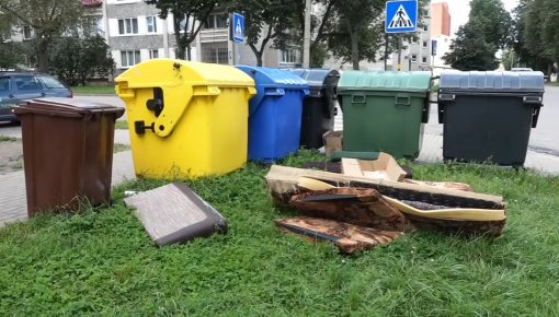 Šķirošanas konteinerā atrasts tualetes pods: iedzīvotāju kļūdas sadārdzina atkritumu apsaimniekošanu