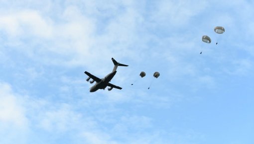Augustā virs Daugavpils plānoti militārās aviācijas zemie pārlidojumi