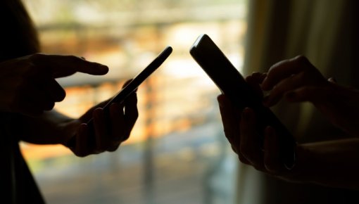 Kiberdrošības riskiem ik mēnesi pakļauts gandrīz katrs otrais mobilais telefons Latvijā