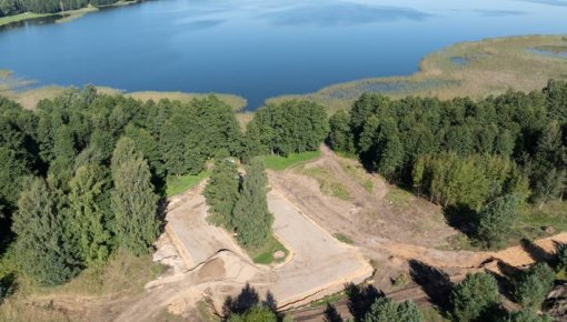 Drošāka un pieejamāka Stropu ezera piekraste: Daugavpilī turpinās projekta īstenošana