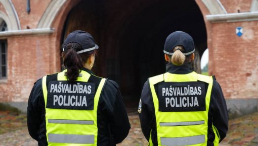 Daugavpils Pašvaldības policija skolās turpina preventīvo darbu ar bērniem un jauniešiem