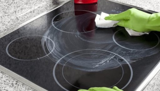 Balti plankumi uz indukcijas plīts? Tos var noņemt ar vienkāršu mājas līdzekli