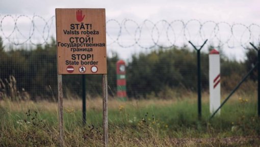 Sargs.lv: bruņoti migrantu pavadoņi draud NBS karavīriem uz Latvijas-Baltkrievijas robežas