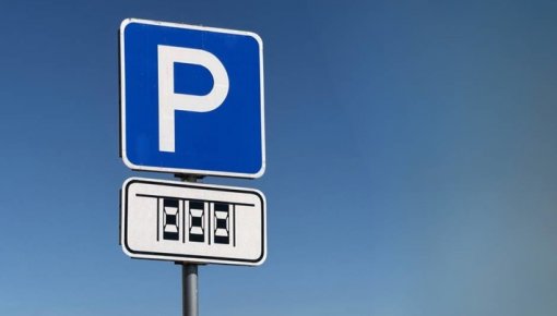 Bezmaksas autostāvvietas elektromobiļiem Daugavpilī: kas jāzina autovadītājiem