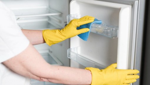 Kāpēc ledusskapī veidojas nepatīkama smaka? Piecas vietas, kuras bieži aizmirst iztīrīt