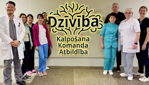 Daugavpils reģionālās slimnīcas kardiologi pirmo reizi veikuši operāciju ar īpašu asinsrites atbalsta ierīci