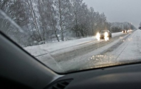 Pirmdien daudzviet sniegs apgrūtina braukšanu