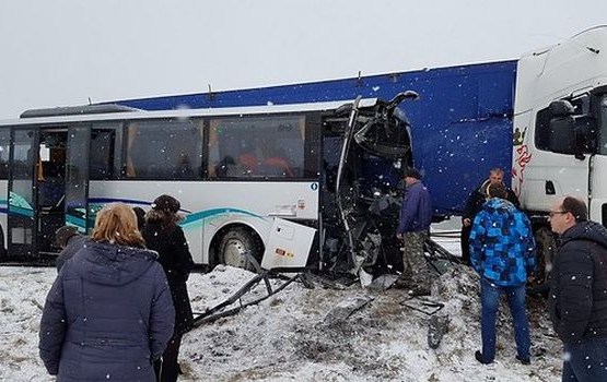 Avārijā uz Ventspils šosejas smagi cietis autobusa šoferis