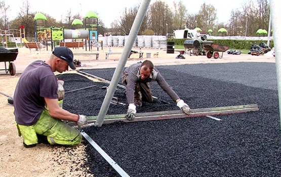 Atsākti darbi bērnu rotaļu laukumā Centrālajā parkā