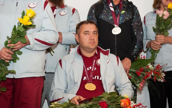 Valsts amatpersonas sveic Apini ar izcīnīto zelta medaļu