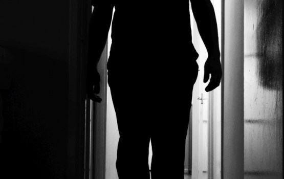 Aizdomās par seksuālu uzbrukumu mazgadīgai meitenei Ķengaragā aiztur nepilngadīgo